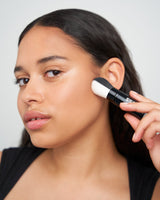; Louisa nakłada 365 Bronzer w odcieniu Tan to Deep za pomocą Touch-up Brush.