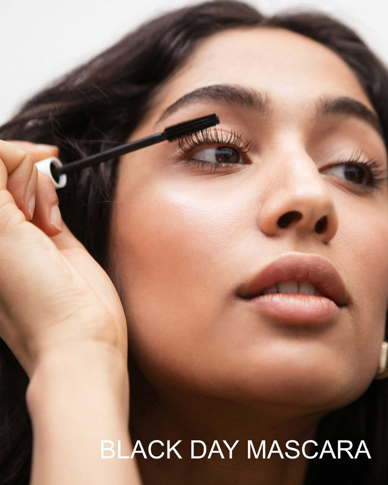 Nasza modelka nosi DAY Mascara w kolorze czarnym