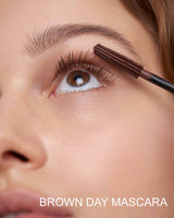 ; Lena nosi DAY Mascara w kolorze brązowym