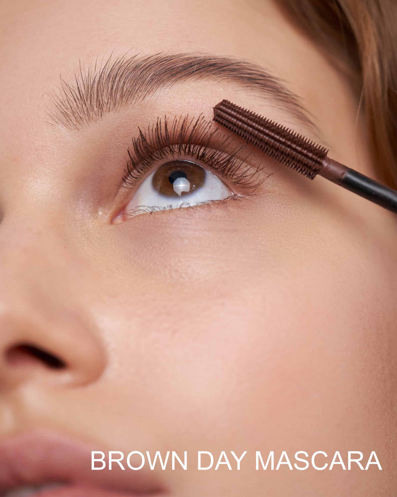 ; Lena nosi DAY Mascara w kolorze brązowym