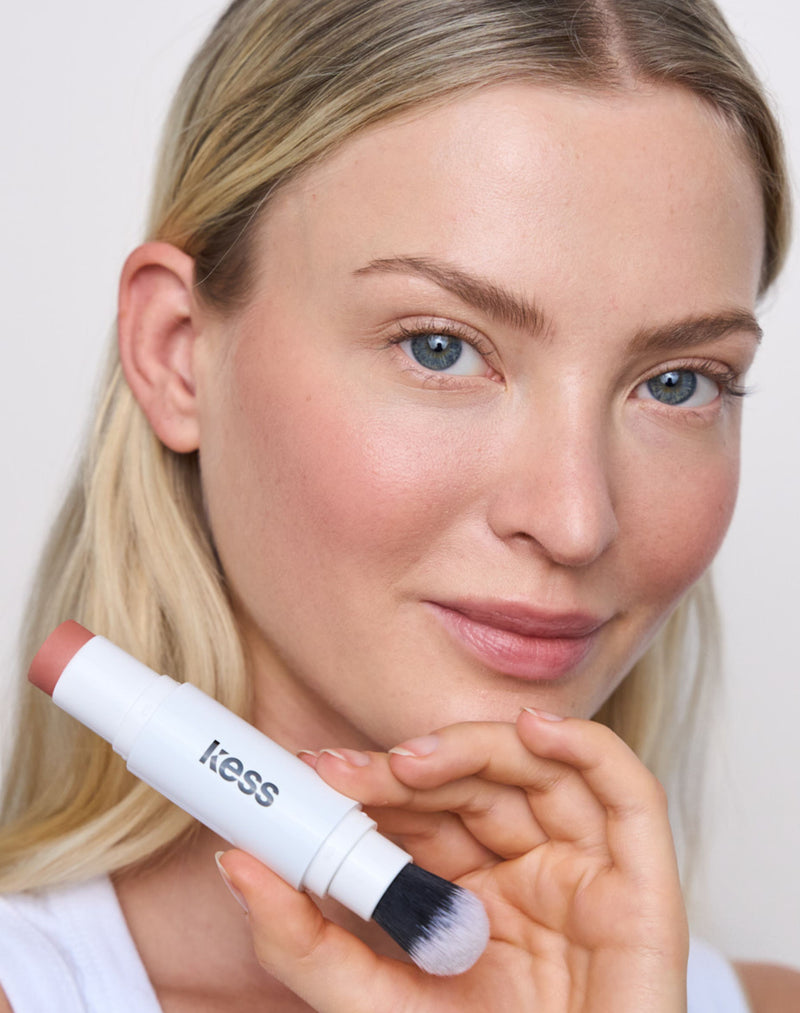 Emma z naszym Blush policzków i pędzlem Click-In Brush zatrzaśniętym w etui Duo Stick