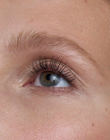 czarny; Johanna nosi DAY Mascara w kolorze czarnym