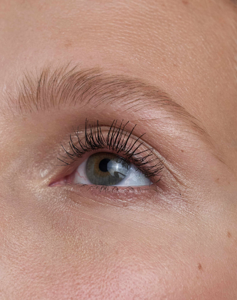 czarny; Johanna nosi DAY Mascara w kolorze czarnym