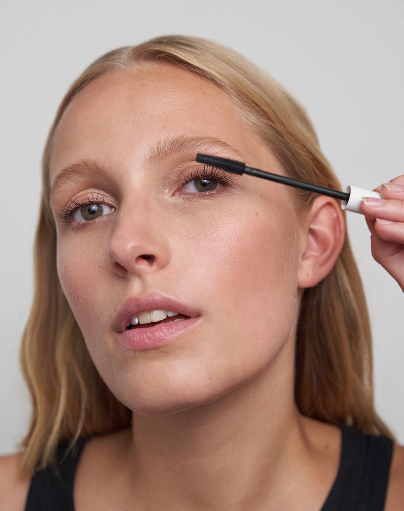 czarny; Johanna nosi DAY Mascara w kolorze czarnym