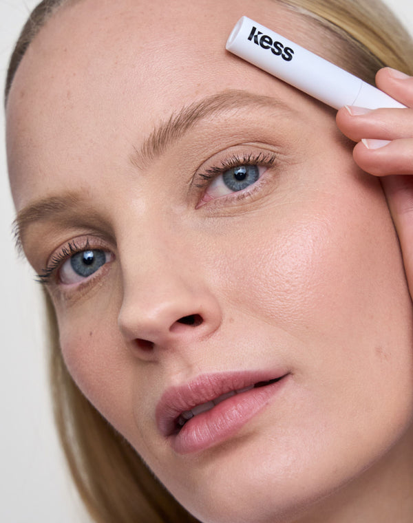 blondynka; Leni nosi Fluffy Brow Filler w kolorze blond