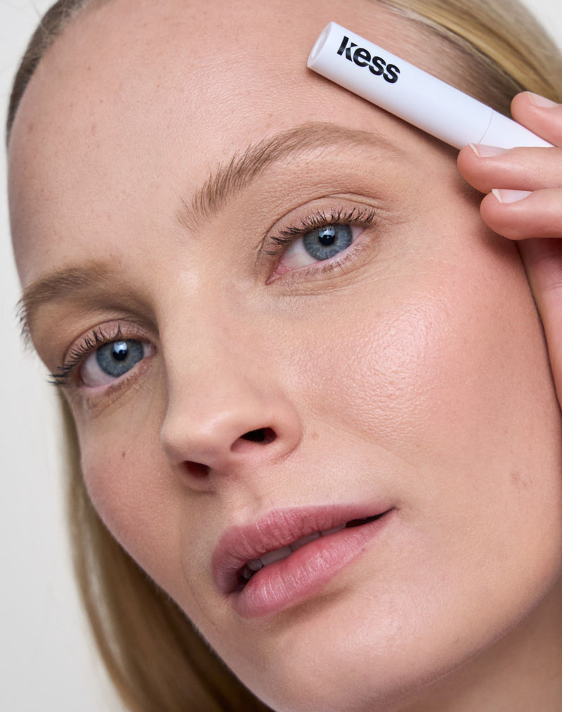 blondynka; Leni nosi Fluffy Brow Filler w kolorze blond