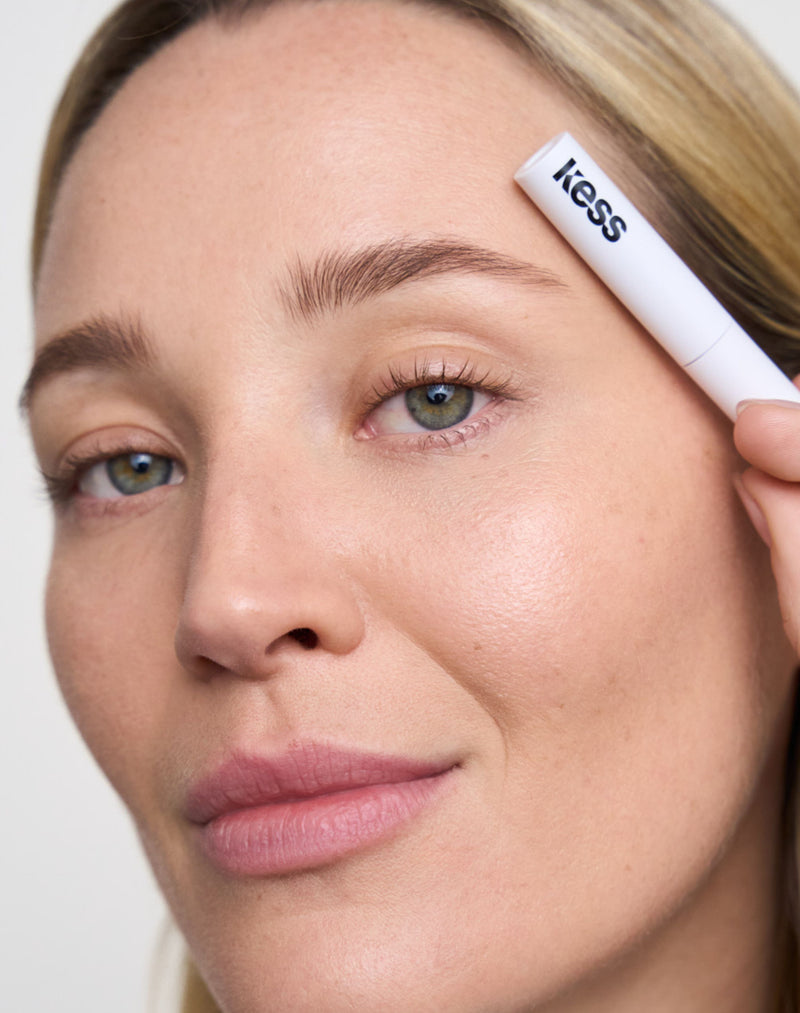 jasnobrązowy; Jennifer nosi Fluffy Brow Filler w kolorze jasnobrązowym
