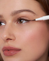 miękki brąz; Lena nosi eyeliner w kolorze miękkiego brązu