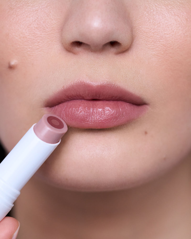 Naked; Sarah nosi balsam do Triple Tint Lip Balm w kolorze Naked