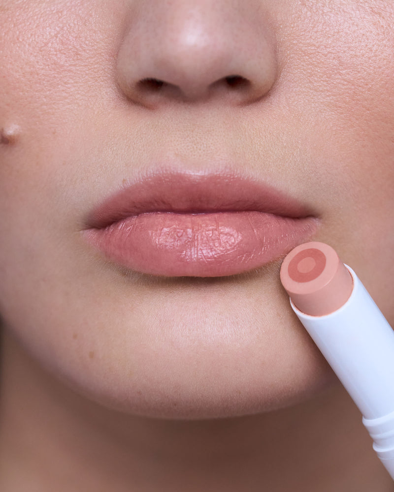 Nothin; Sarah nosi balsam do Triple Tint Lip Balm w kolorze Nothin'
