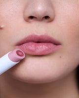 Nudie; Sarah nosi balsam do Triple Tint Lip Balm w kolorze Nudie