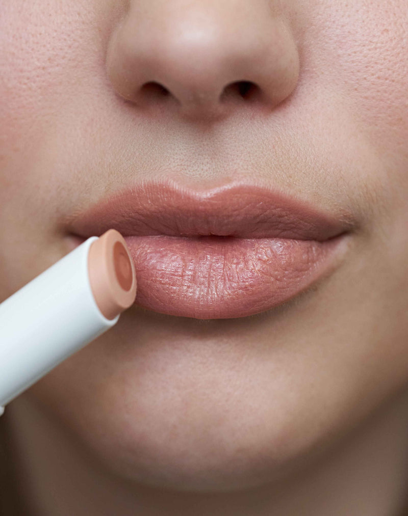 Nothin; Johanna tr√§gt den Triple Tint Lip Balm w kolorze Nothin'