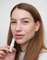 Nudie; Johanna tr√§gt den Triple Tint Lip Balm w kolorze Nudie