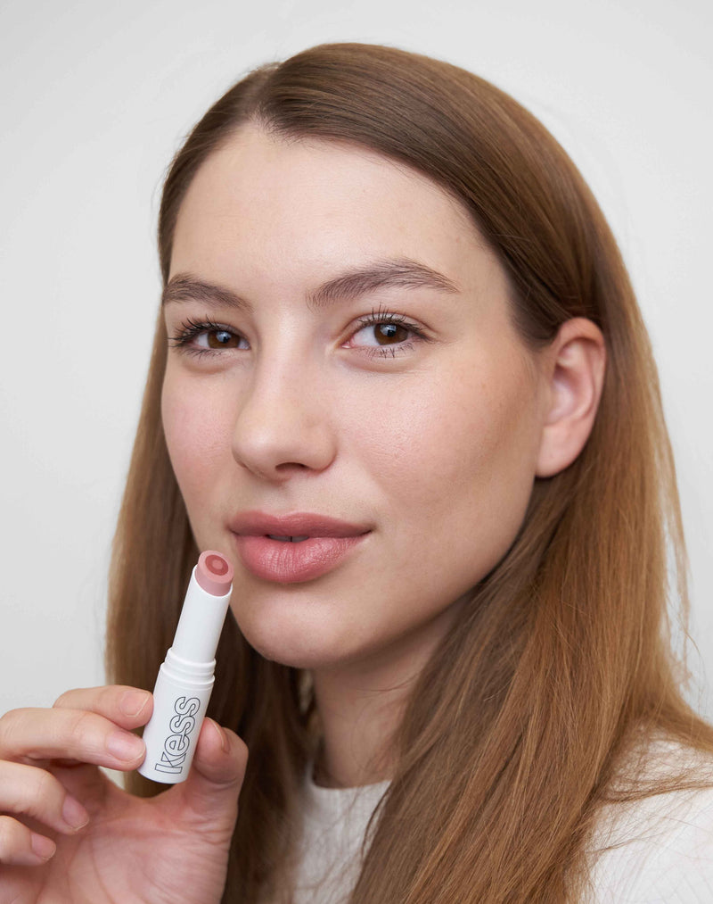 Nudie; Johanna tr√§gt den Triple Tint Lip Balm w kolorze Nudie