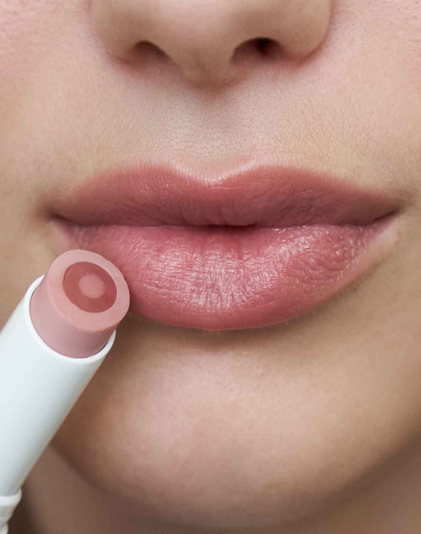 Nudie; Johanna tr√§gt den Triple Tint Lip Balm w kolorze Nudie
