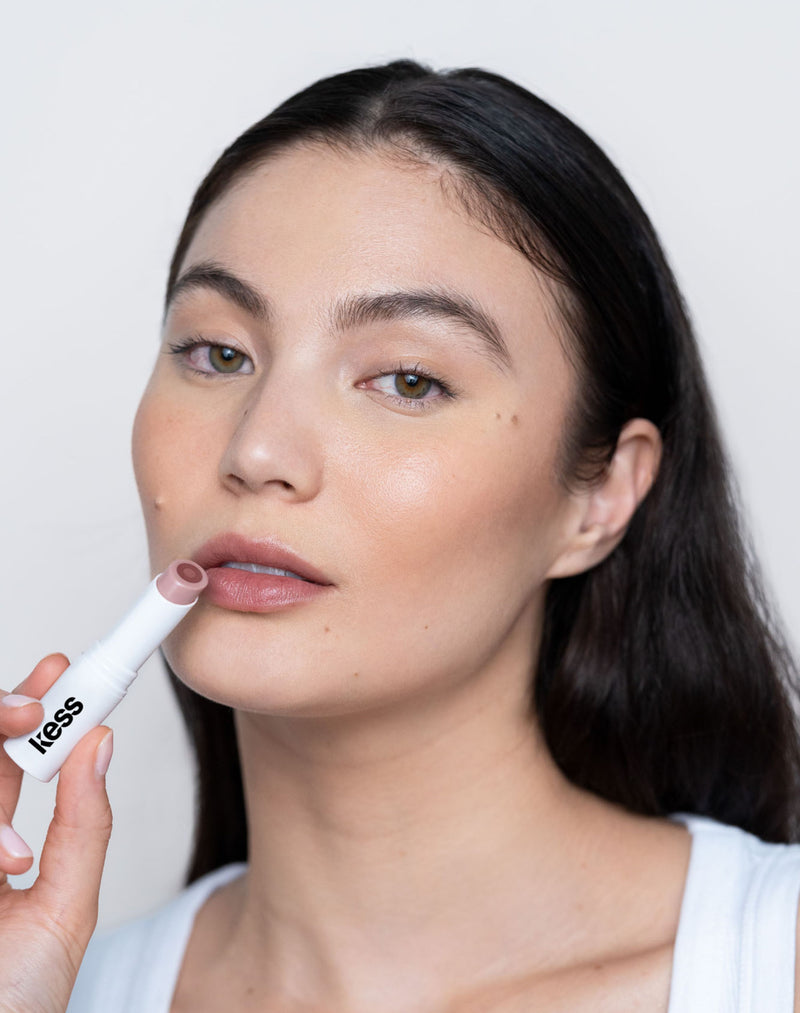 Naked; Sarah nosi balsam do Triple Tint Lip Balm w kolorze Naked