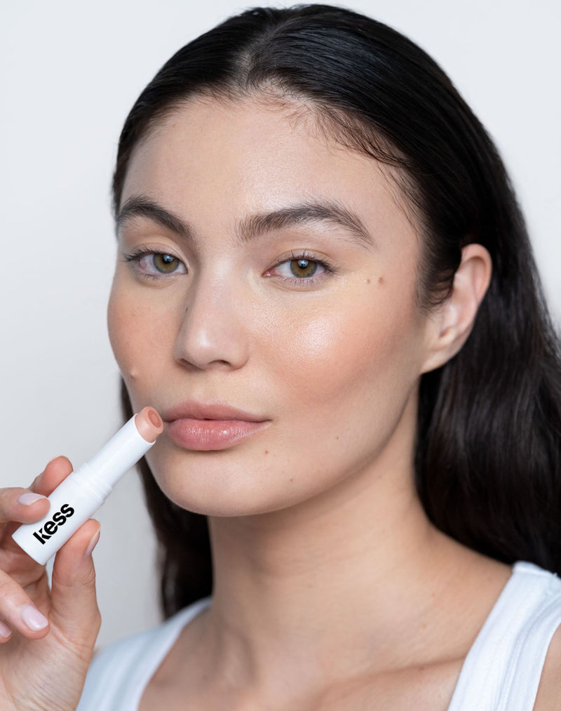 Nothin; Sarah nosi balsam do Triple Tint Lip Balm w kolorze Nothin'