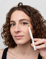 głęboka czerń; Marta nosi Liquid Eyeliner w kolorze głębokiej czerni