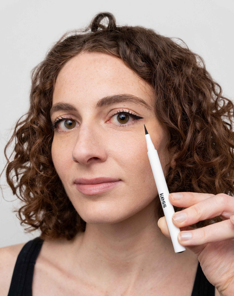 głęboka czerń; Marta nosi Liquid Eyeliner w kolorze głębokiej czerni