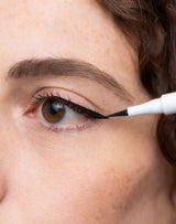 głęboka czerń; Marta nosi Liquid Eyeliner w kolorze głębokiej czerni