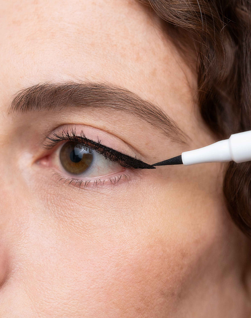 głęboka czerń; Marta nosi Liquid Eyeliner w kolorze głębokiej czerni