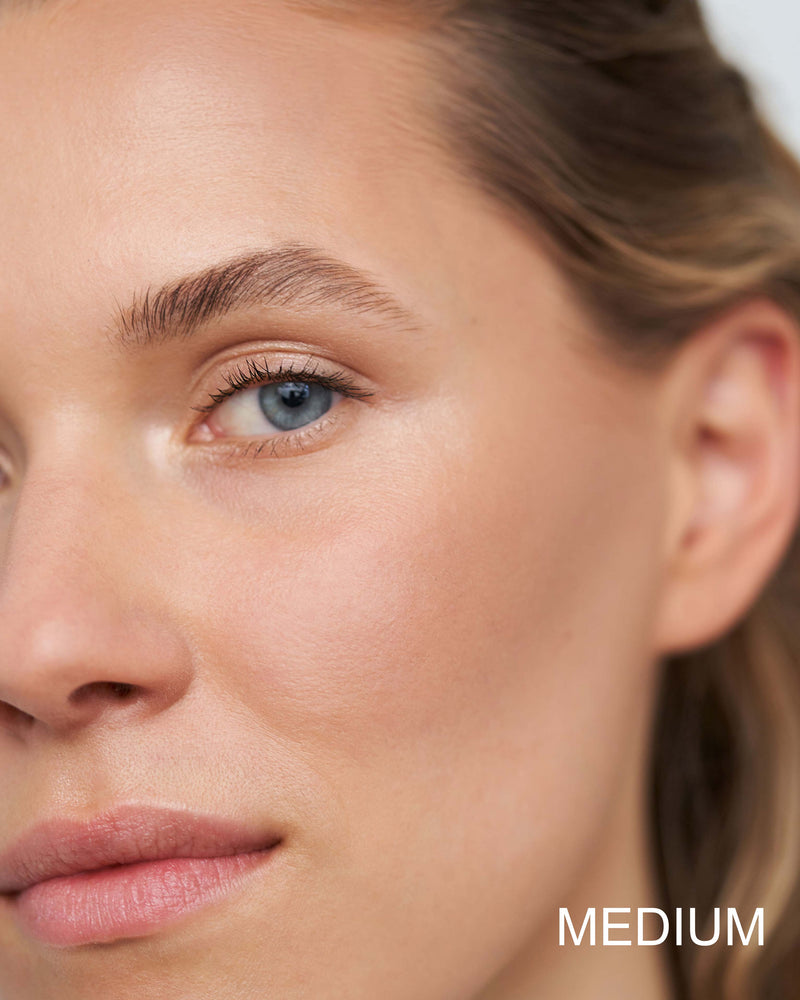 Marina nosi 365 Bronzer w odcieniu od jasnego do średniego