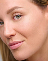 blask szampana highlighter ; Jennifer ma na sobie Champagne-Glow