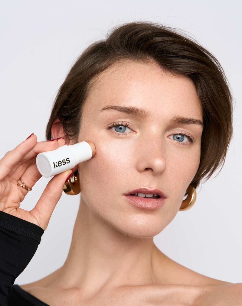 quiet luxury; Krok 1: Jada nosi Mono Stick w kolorze Sun GLow