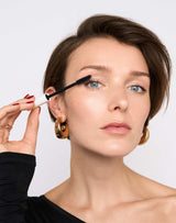 quiet luxury; Krok 2: Jada nosi DAY Mascara w kolorze czarnym
