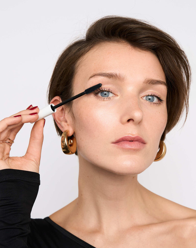 quiet luxury; Krok 2: Jada nosi DAY Mascara w kolorze czarnym
