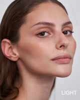 Regina nosi 365 Bronzer w odcieniu Fair to Light
