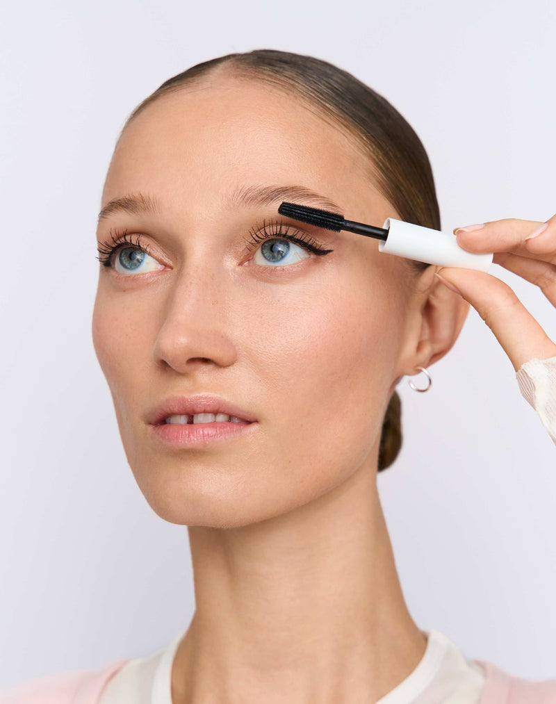 that girl; Krok 2: Filippa nosi DAY Mascara rzęs Mini DAY Mascara w kolorze czarnym