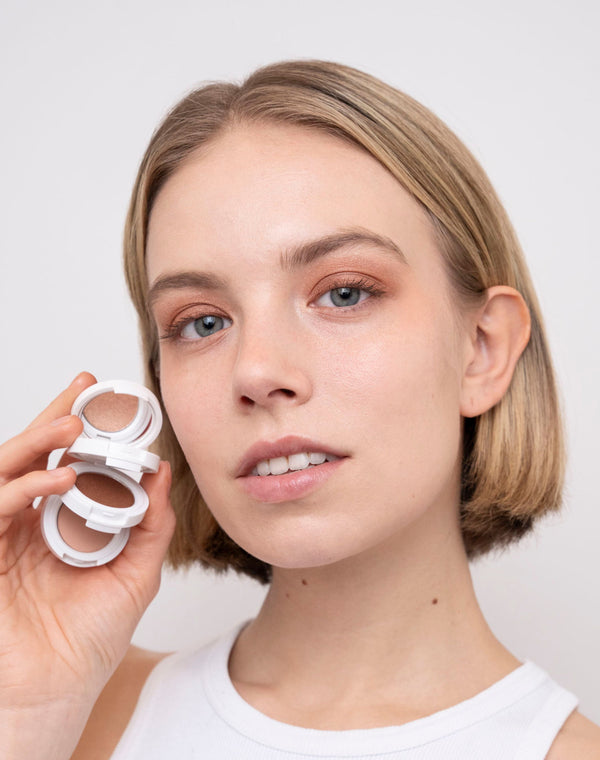 everyday-casual; Caro nosi wszystkie trzy kolory z palety Eyeshadow Tower do powiek Everyday Casual Eyeshadow Tower.