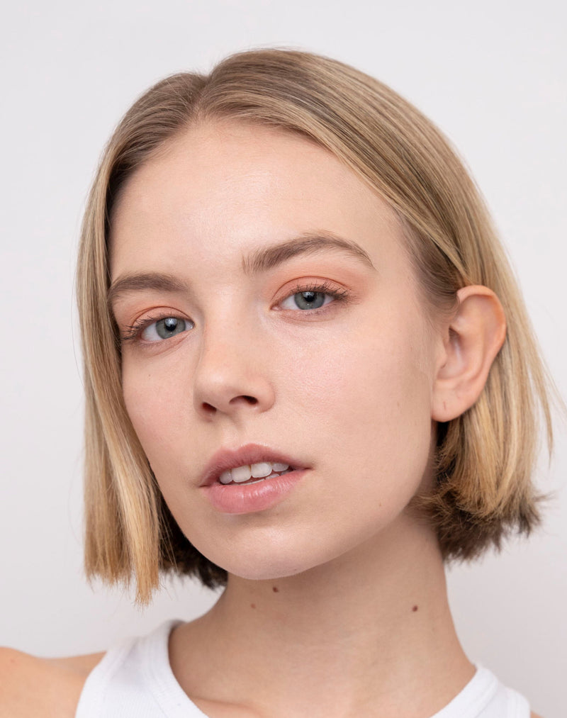 everyday-casual; Caro ma na sobie Eyeshadow Tower do powiek Everyday Casual Eyeshadow Tower w odcieniu Biscuit.