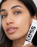 średni; Yashvi nosi krem CC Cream w odcieniu Medium
