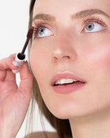 Brązowy; Madeline nosi DAY Mascara w kolorze brązowym